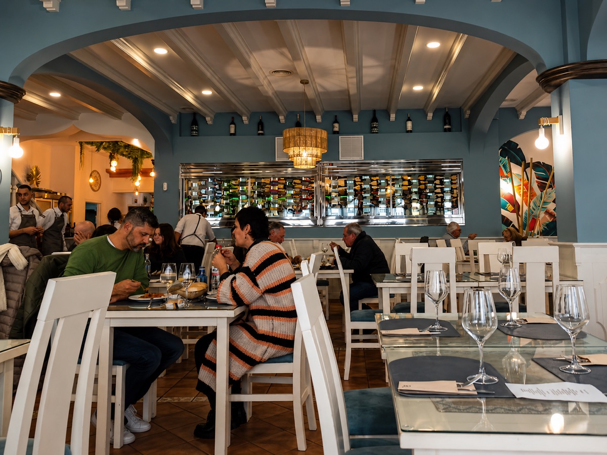 Comedor del restaurante con clientes disfrutando de la comida