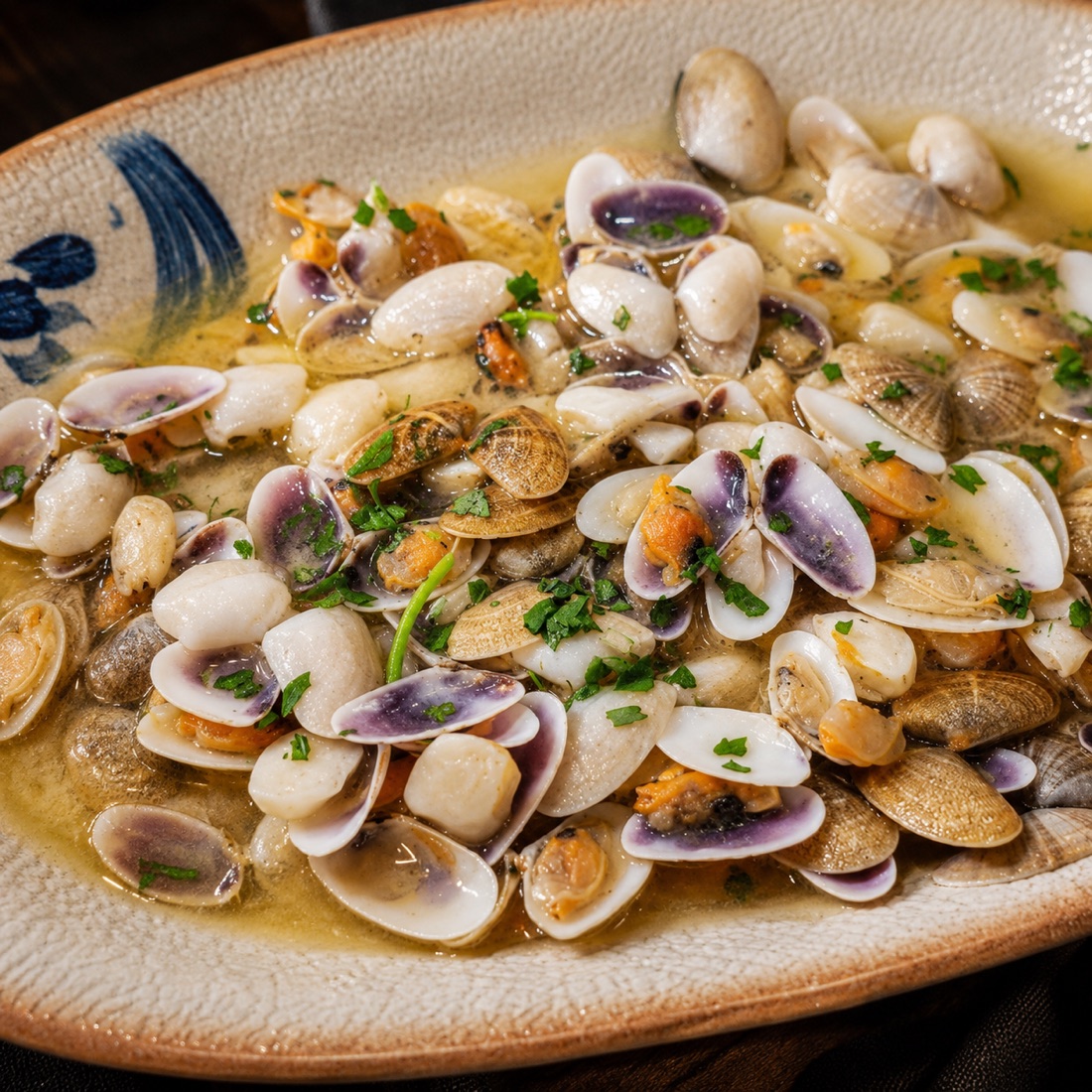 Almejas y berberechos en salsa