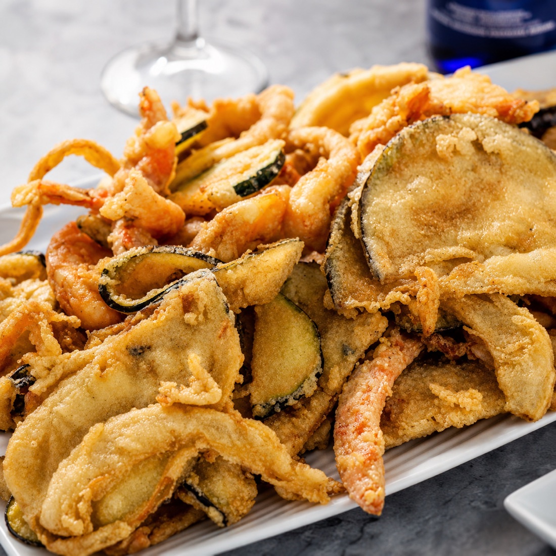 Fritura de pescado y verduras